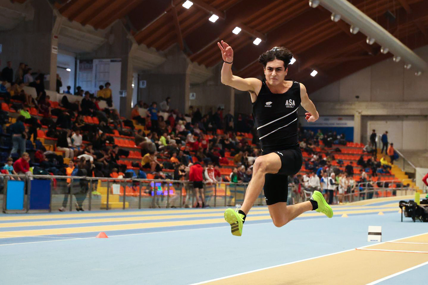 Mattia de Angelis al personale nel lungo ad Ancona
